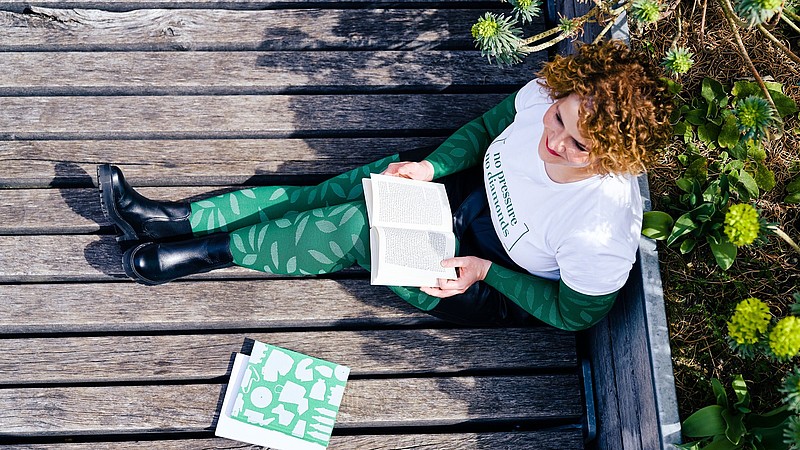Carina Schmalenberg trägt mediven Kompressionsstrümpfe mit dem Fashion-Element Nature Carina Schmalenberg trägt mediven Kompressionsstrümpfe mit dem Fashion-Element Nature